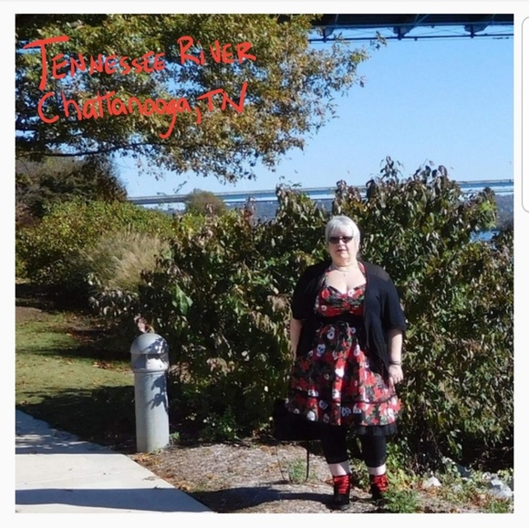 Retired Hairstylist/Make up Artist *Torrid Girl!* - Picture 2 of 12